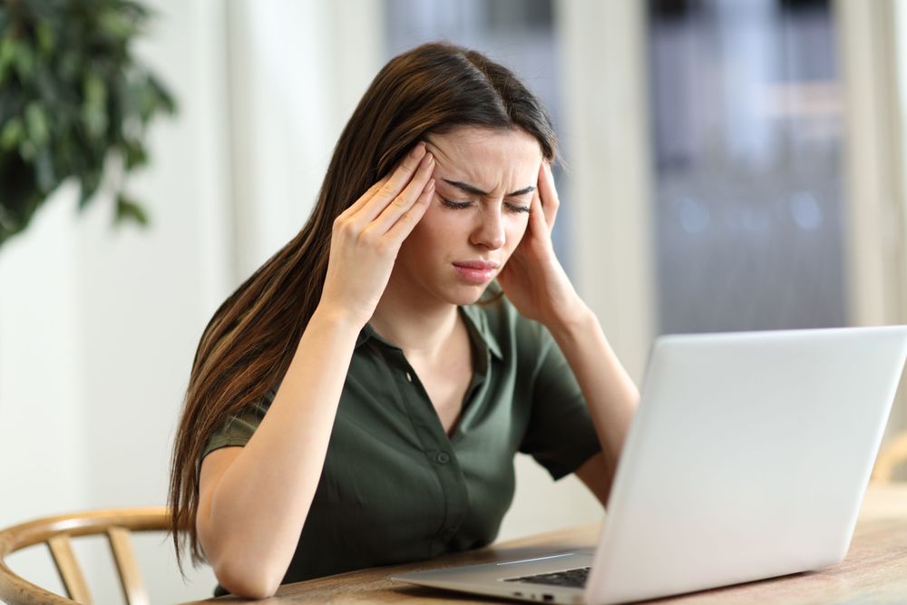 Dolor de cabeza y estrés: por qué cada vez afecta más a los jóvenes