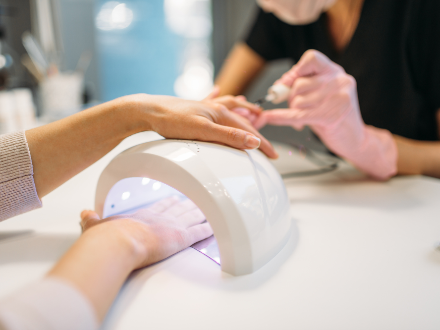 Esmaltes semipermanentes: Europa prohíbe dos ingredientes clave en las manicuras, ¿qué pasa con tus uñas?